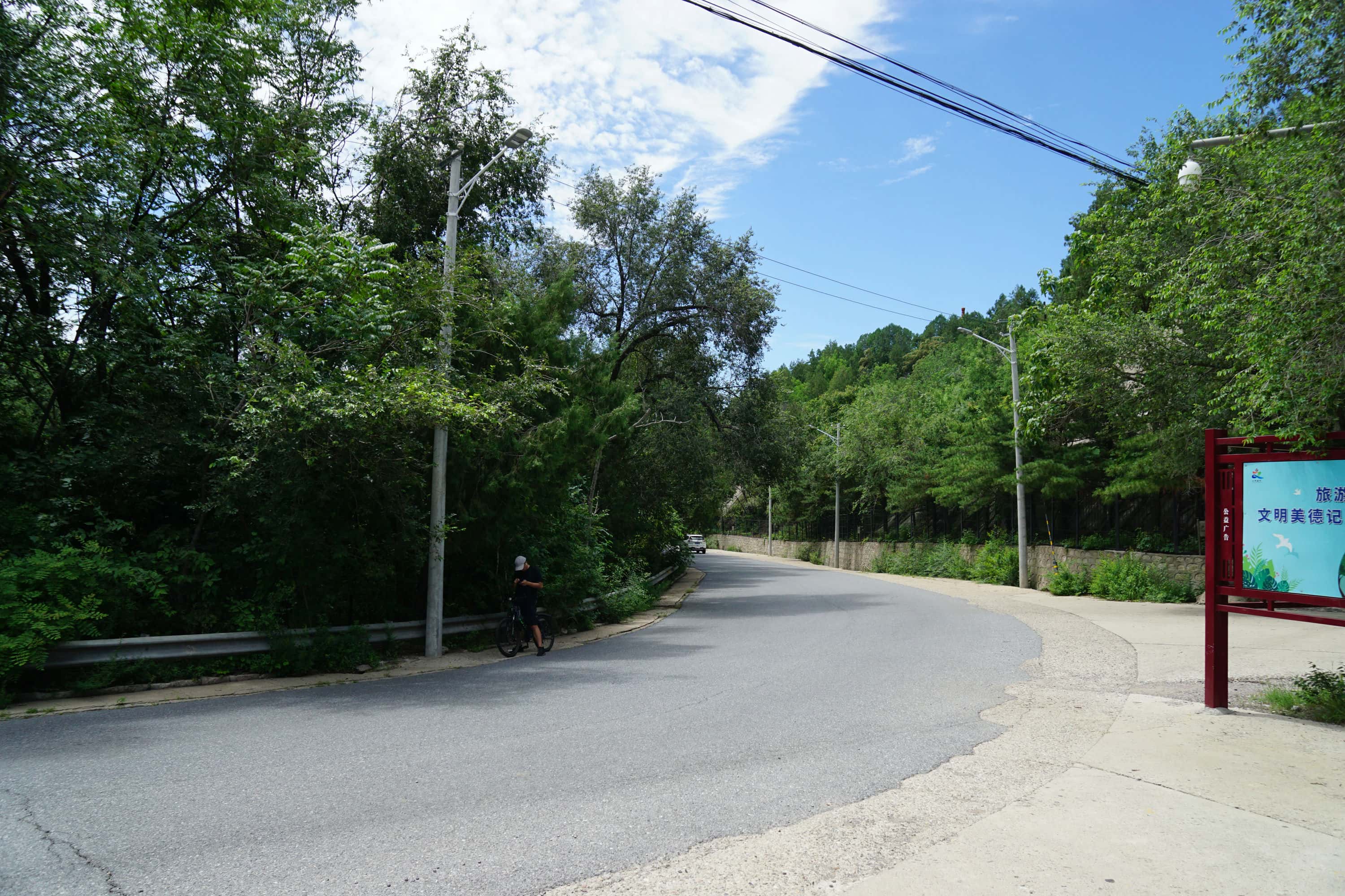 转弯右边就是大门了