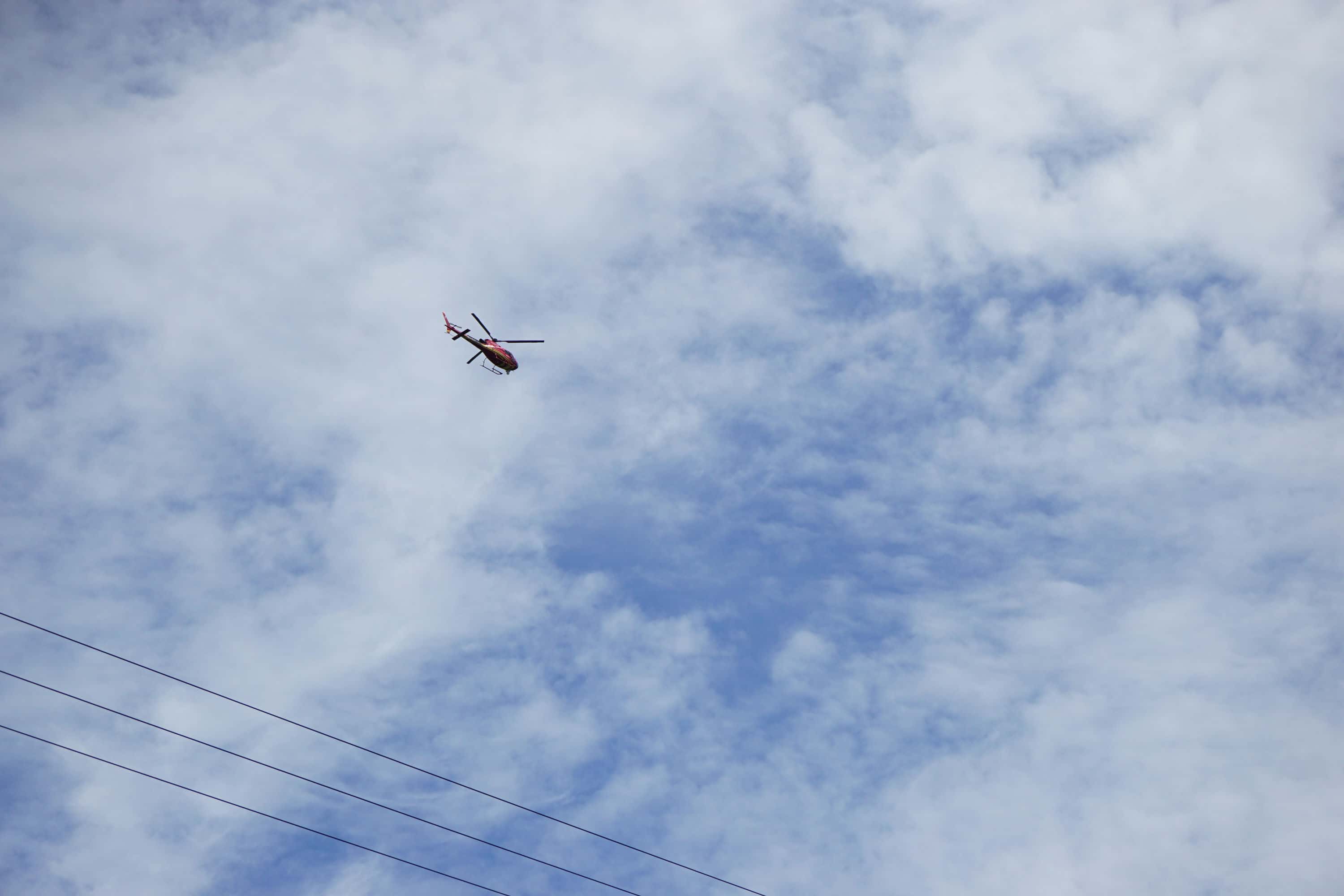 直升机，洪水还没完全过去
